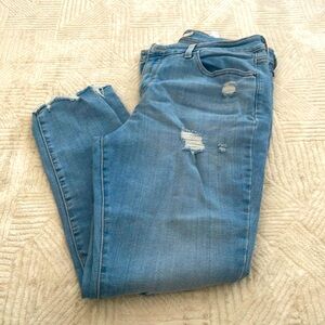 Women’s size 32 Levi jeans. Lightly used . Very comfortable with stretch to them